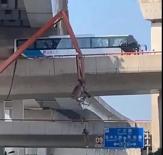 安全警示！上海高架一大巴碰撞施工中高空臂車